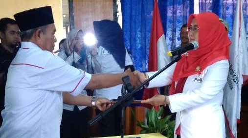 Ketua Palang Merah Indonesia  (PMI) Kabupaten Indragiri Hilir , Hj Zulaikhah Wardan S.Sos., ME melantik  pengurus palang merah Indonesia (PMI) Kecamatan Batang Tuaka