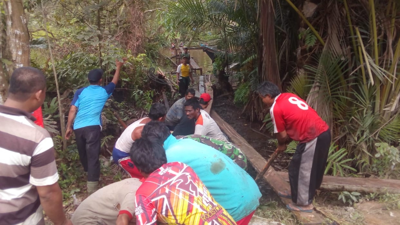 Komando Rayon Militer 03/Tempuling Bersama Warga Masyarakat Melaksanakan Kegiatan Gotong-royong