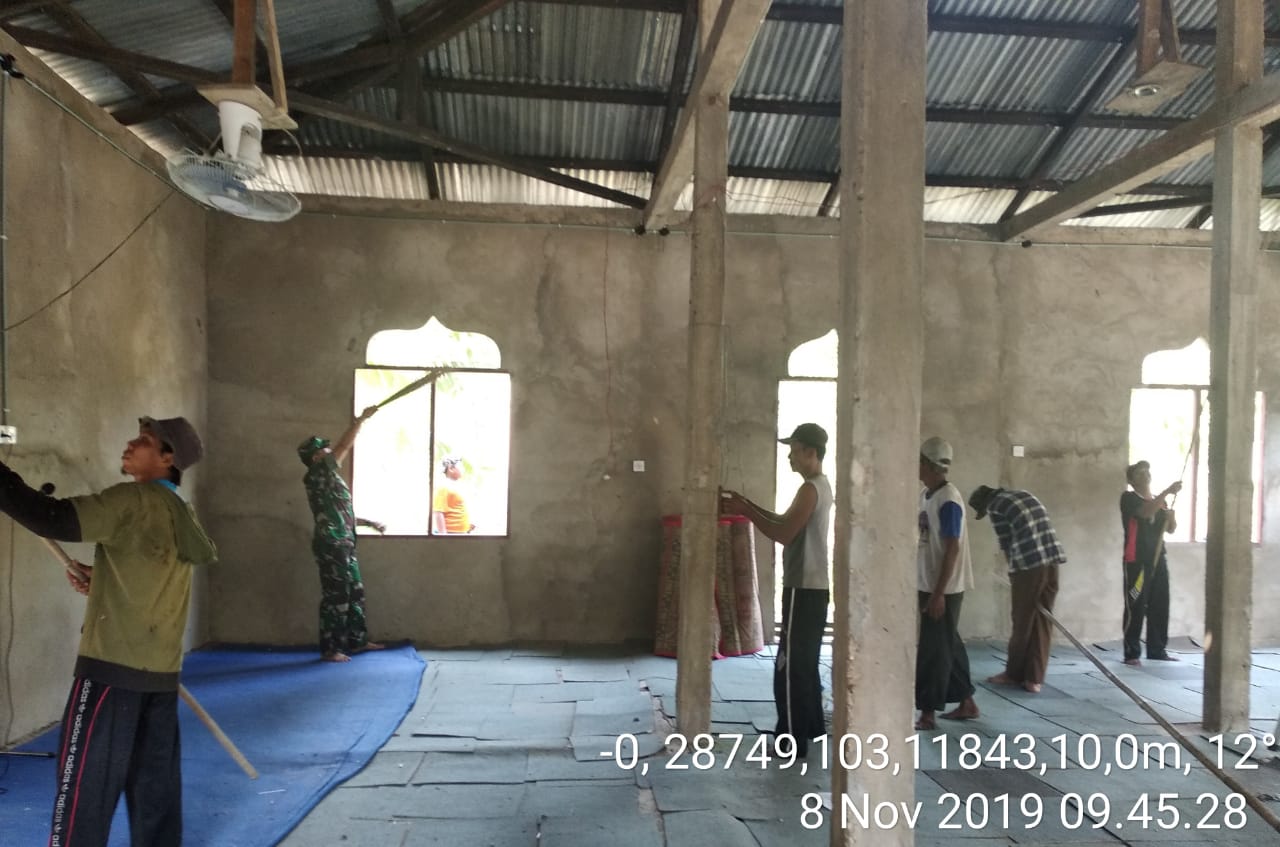 Melaksanakan Kegiatan Jum'at bersih dalam rangka kerja bakti bersih-bersih Masjid Desa Tanjung Siantar