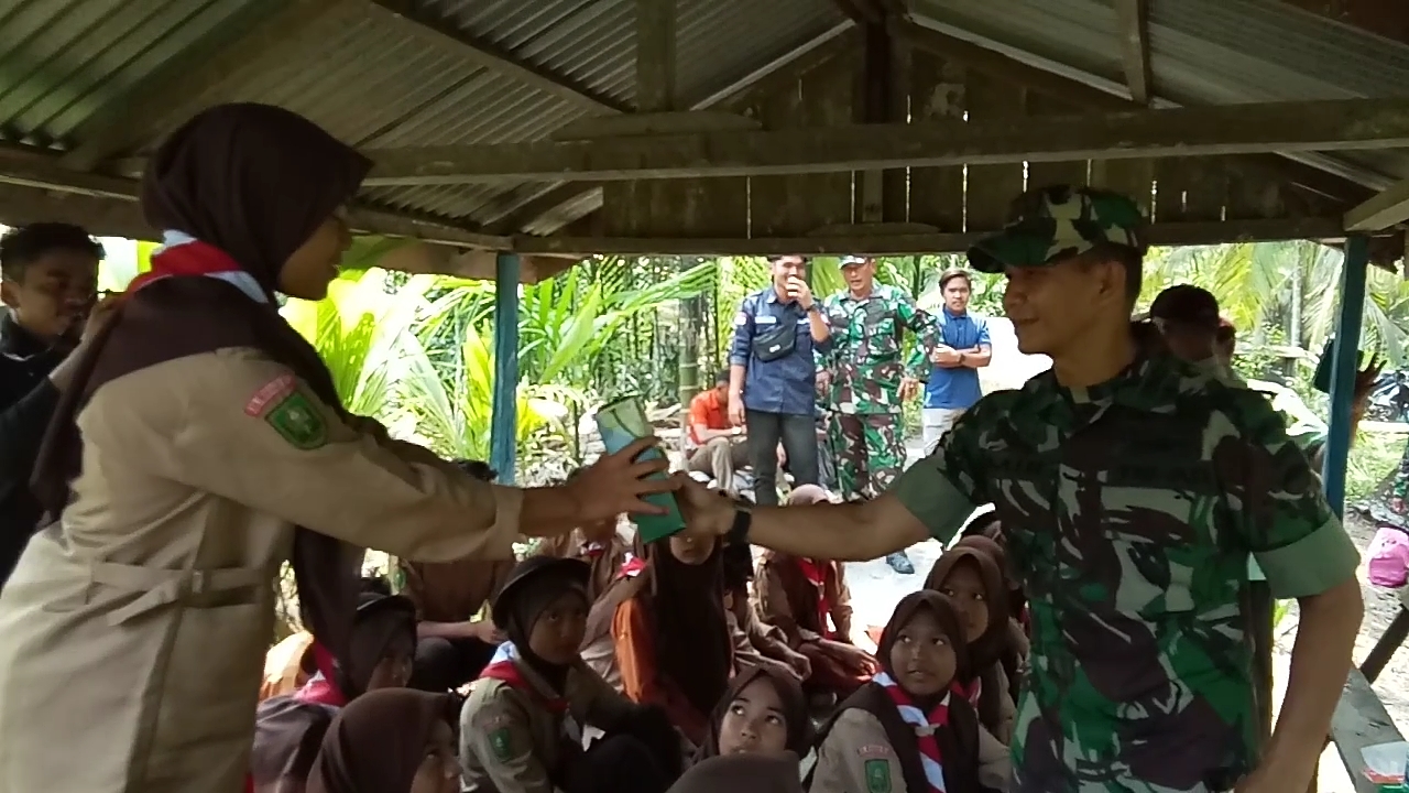 Setelah Ziarah Dandim 0314/Indragiri Hilir Letkol Inf Imir Faishal kemudian bercengkrama dengan anak - anak Pramukaa