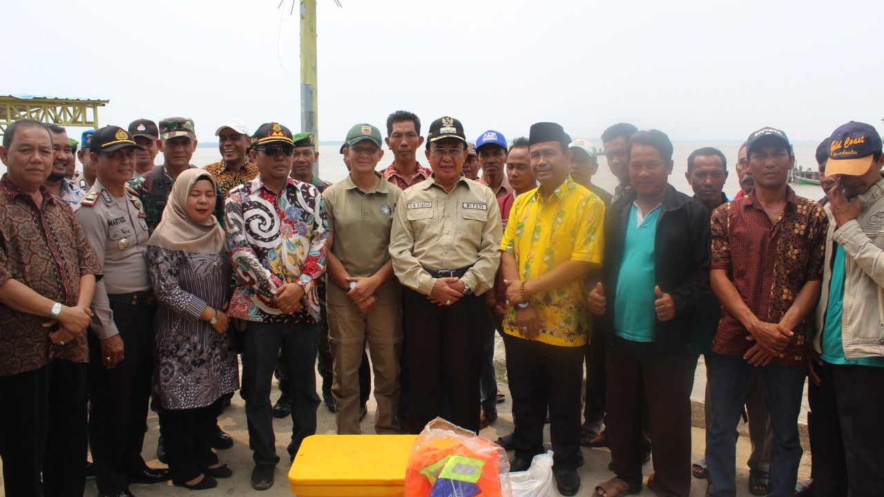 Bupati Indragiri Hilir HM Wardan, didampingi oleh Dandim 0314/Inhil Letkol Inf Imir Faishal, Menyerahan Perahu Nelayan