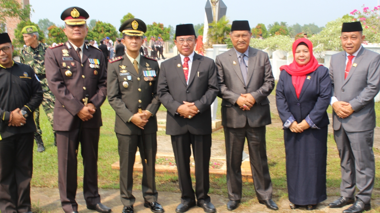 Setelah pelaksanakan upacara peringatan Hari Pahlawan  para unsur Forkopimda melaksanakan ziarah ke Taman Makam Pahlawan Nasional Yudha Bhakti