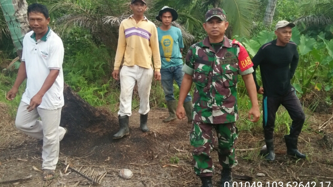 Anggota Koramil 08/Mandah Serma M Darmansyah selaku Babinsa Desa Belaras laksanakan patroli bersama masyarakat