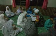 Babinsa Desa Simpang Gaung mendampingi baca Al-Qur'an bersama dalam kegiatan Magrib mengaji