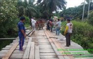 Babinsa Desa Sekayan Komando Rayon Militer 09/Kemuning bersama warga masyarakat melaksanakan kegiatan gotong-royong