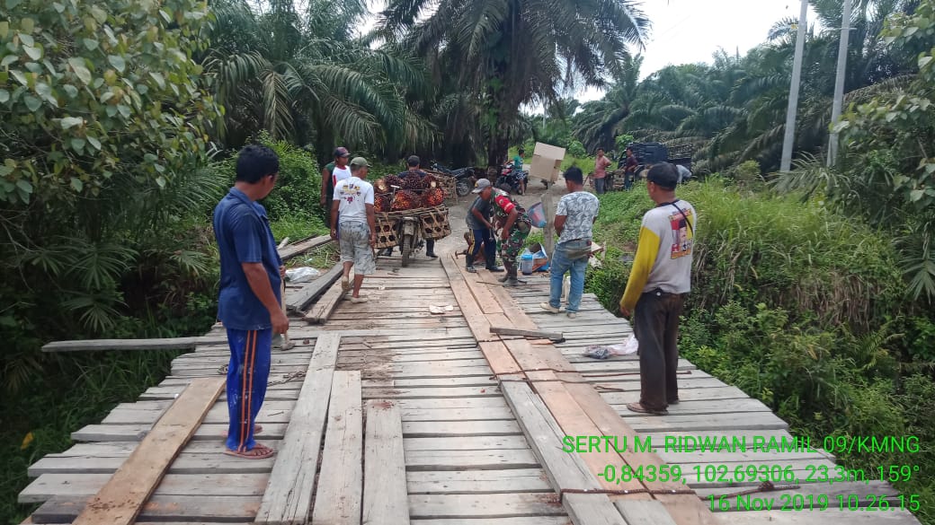 Babinsa Desa Sekayan Komando Rayon Militer 09/Kemuning bersama warga masyarakat melaksanakan kegiatan gotong-royong