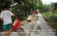 Serda Mistar bersama warga masyarakat Kelurahan Tempuling bahu membahu membangun jalan, di Parit 3, Kelurahan Tempuling
