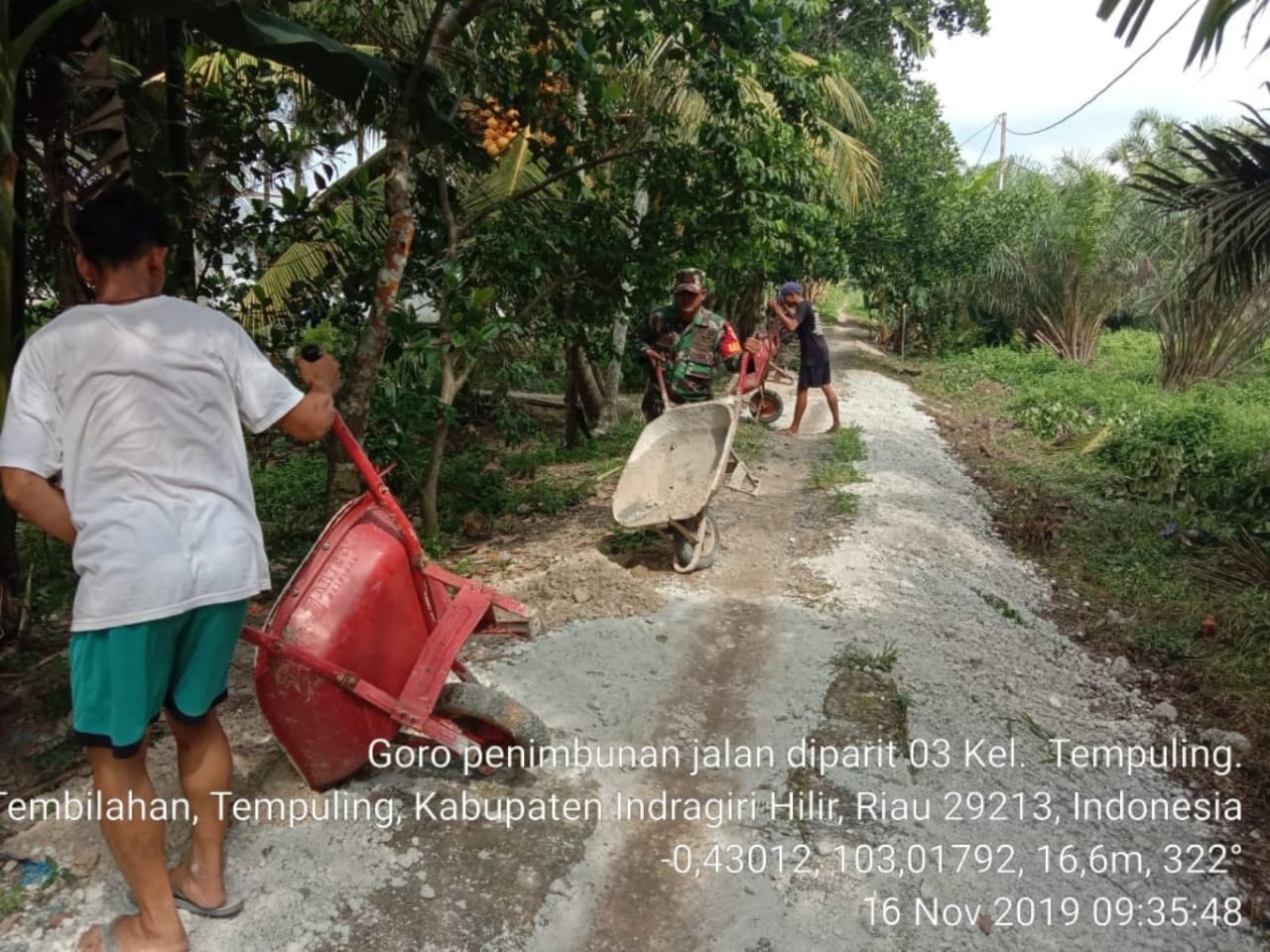 Serda Mistar bersama warga masyarakat Kelurahan Tempuling bahu membahu membangun jalan, di Parit 3, Kelurahan Tempuling