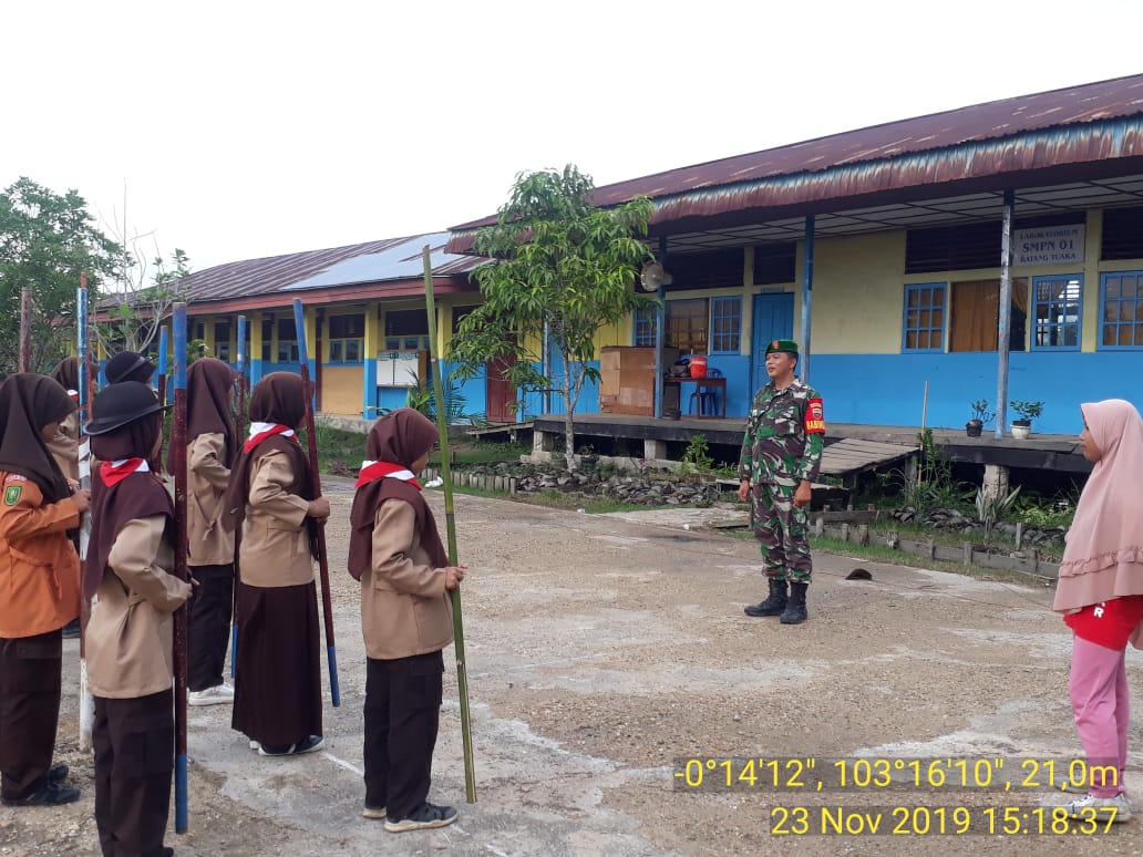 Serda Januar Effendi melaksanakan kegiatan pembinaan pramuka di SMPN 01 Batang Tuaka