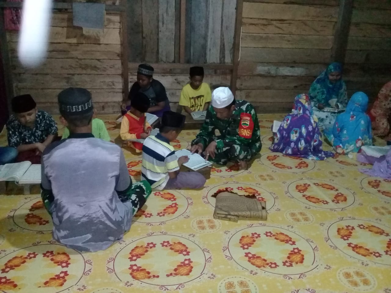 Koramil 09/Kemuning, Sertu M Hatta mendampingi dan membaca Al-Qur'an kegiatan Magrib Mengaji