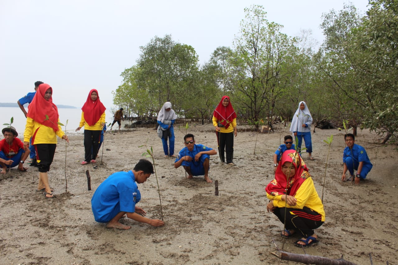 Selamatkan Kawasan Pesisir SMKN 1 Kempas, LSM Lingkungan Dan PWI Lakukan Penanaman Bibit Bakau