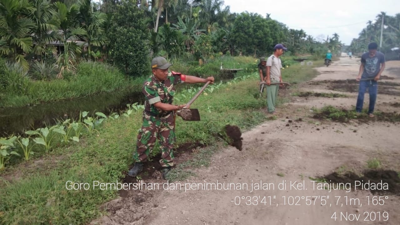 Babinsa Koramil 03/Tempuling, Bersama Masyarakat Bahu-membahu Melaksanakan Karya Bakti