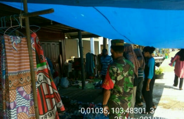 Babinsa Koramil 08/Mandah mengadakan Komunikasi Sosial (Komsos) ke pedagang Kantin Pasar Rakyat di Desa Igal