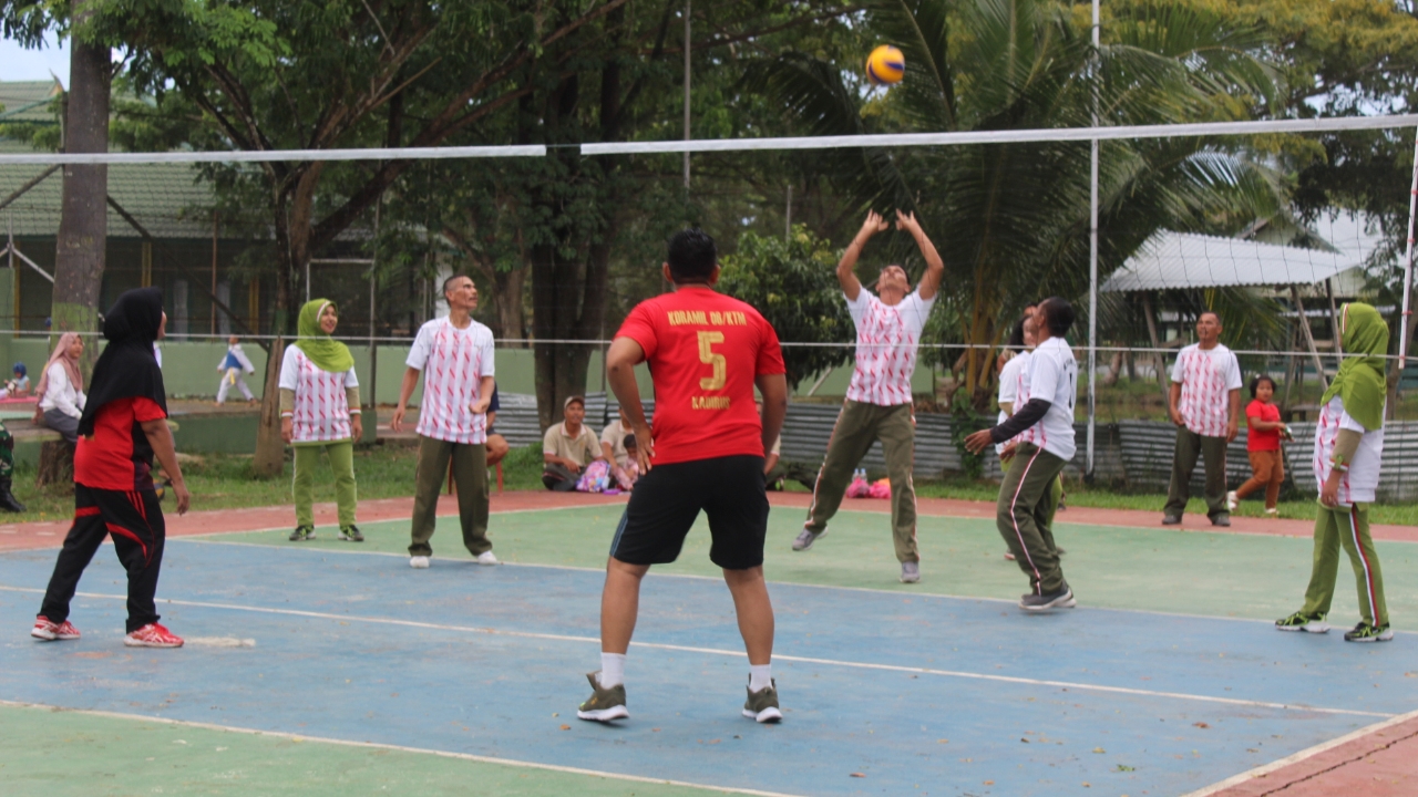 Masih dalam rangka menyambut dan memeriahkan Hari Juang TNI - AD, Kodim 0314/Inhil mengadakan pertandingan Bola Volly