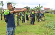Kepala Bea dan Cukai Kabupaten Indragiri Hilir (Inhil) bersama 31 orang anggotanya melaksanakan latihan menembak