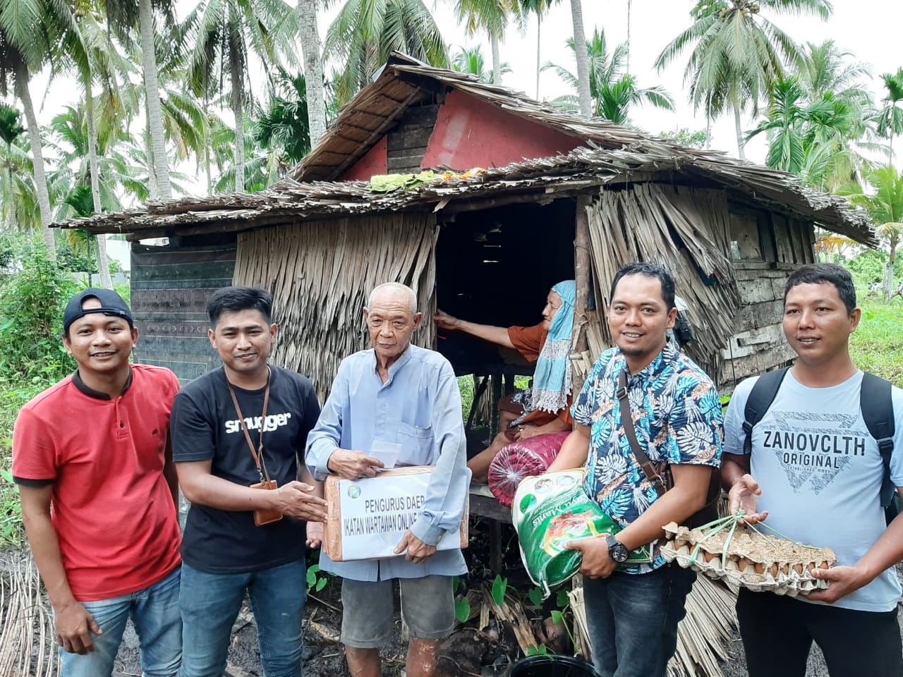 Pengurus Daerah (PD) Ikatan Wartawan Online (IWO), Kabupaten Indragiri Hilir (Inhil) beri bantuan