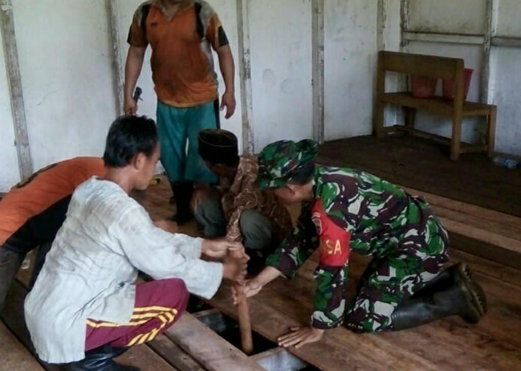 Babinsa Koramil 08/Mandah Beserta Guru melakukan perbaikan lantai SMP 1 Atap Desa Bakau Aceh disaat Libur Sekolah