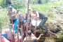 Anggota Koramil 08/Mandah Babinsa Desa Bakau Aceh Serka Arafat bersama masyarakat Desa Bakau Aceh melaksanakan kegiatan gotong royong (goro), membersihkan tempat wudhu di Mesjid Jami' Al Inayah