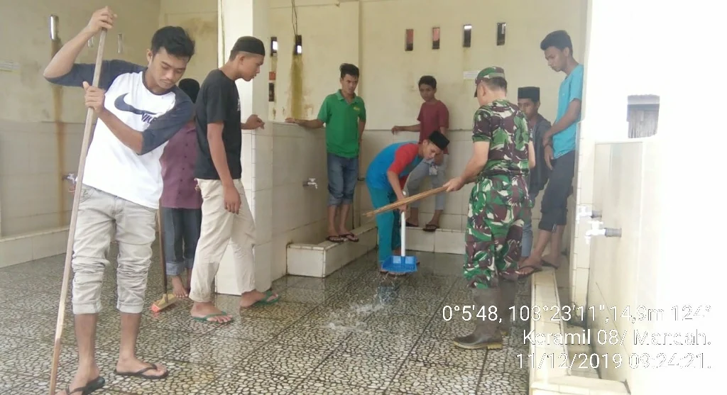 Anggota Koramil 08/Mandah Babinsa Desa Bakau Aceh Serka Arafat bersama masyarakat Desa Bakau Aceh melaksanakan kegiatan gotong royong (goro), membersihkan tempat wudhu di Mesjid Jami' Al Inayah