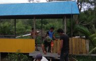 Gotong royong Memperbaiki Jembatan yang Rusak di Desa Perigi Raja