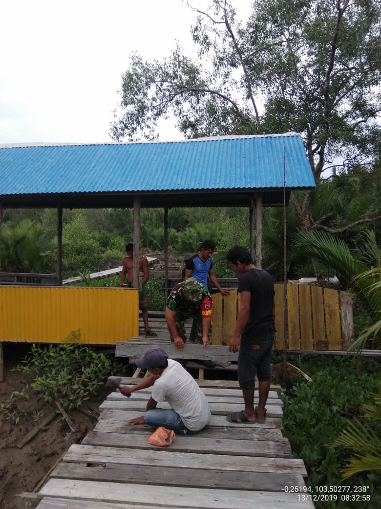 Gotong royong Memperbaiki Jembatan yang Rusak di Desa Perigi Raja