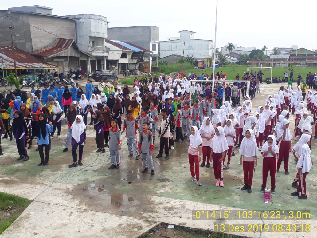 Menggelar Lomba Gerak Jalan 