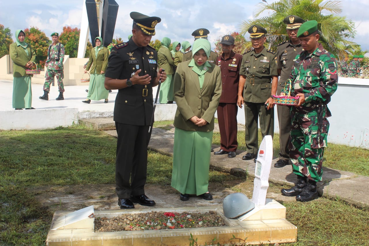 Dalam rangka peringatan Hari Juang TNI - AD, Dandim 0314/Inhil Letkol Inf Imir Faishal melaksanakan Ziarah ke Taman Makam Pahlawan