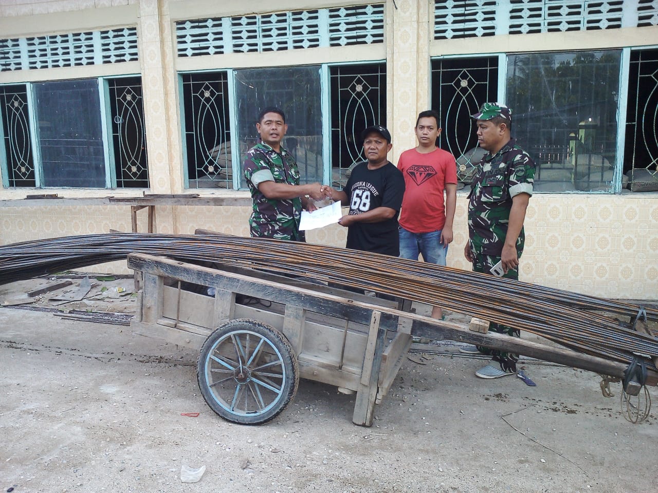 Dandim 0314/Inhil Letkol Inf Imir Faishal menyerahkan bantuan berupa material besi 10 sebanyak 100 batang kepada pengurus pembangunan mesjid di Jalan Saptamarga