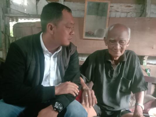 IWO Inhil Kunjungi Kakek Alkamah yang Tinggal di Gubuk Reyot