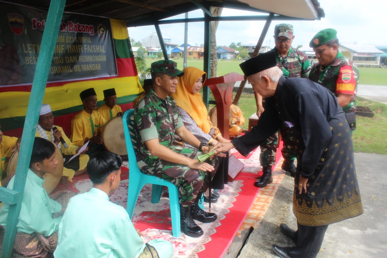 Dandim 0314/Inhil Letkol Inf Imir Faishal melakukan kunjungan kerja ke Koramil 08/Mandah