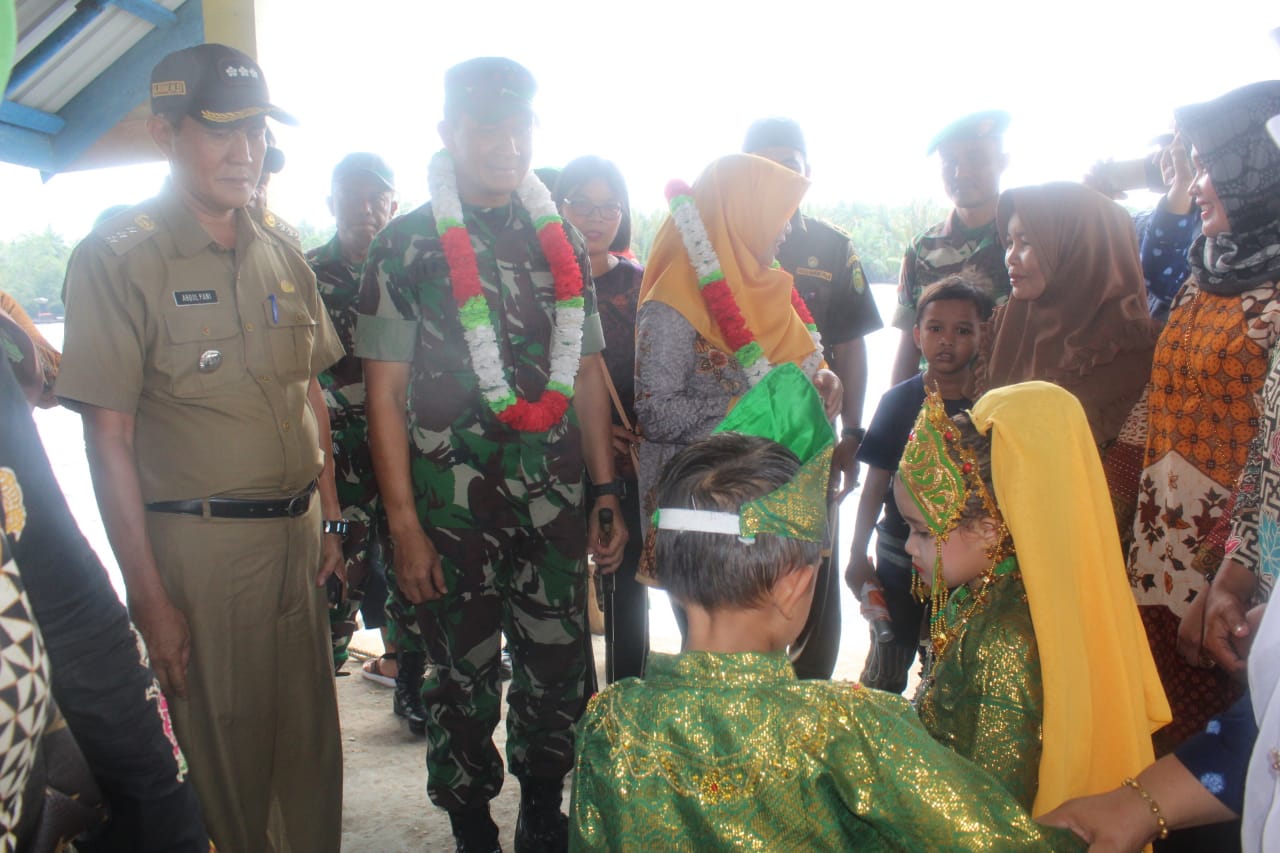 Shalat Dzuhur berjamaah di surau Al-Rahman Kelurahan Khairiah Mandah