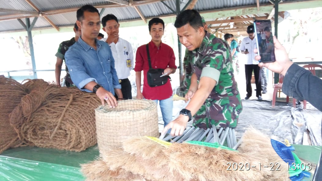 Dandim Letkol Inf Imir Faishal memperkenalkan Home Industri tentang Pengolahan limbah sabut kelapa