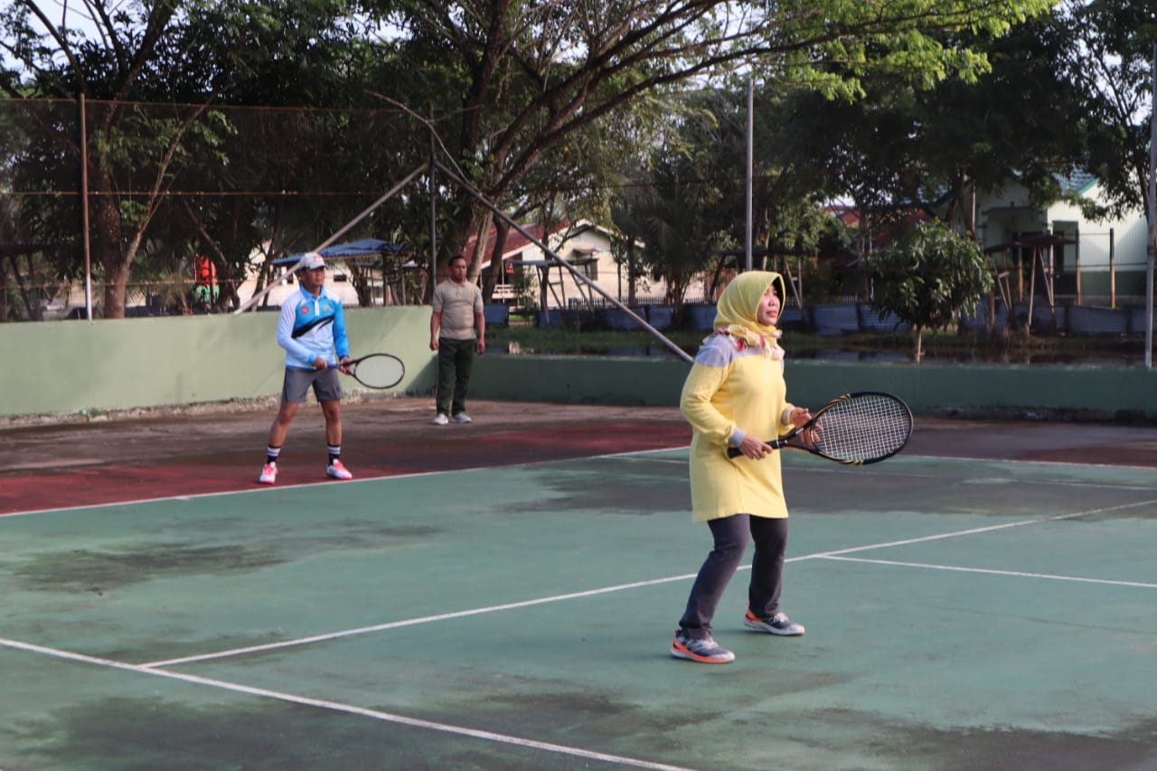 Dandim 0314/Inhil Letkol Inf Imir Faishal bersama seluruh perwira staf Kodim 0314/Inhil melaksanakan Olahraga bersama tenis lapangan