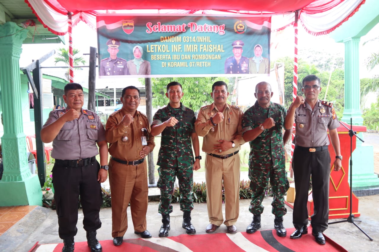 Dandim 0314/Inhil Letnan Kolonel (Letkol) Inf Imir Faishal didampingi Ketua Persit Kartika Chandra Kirana cabang LIV