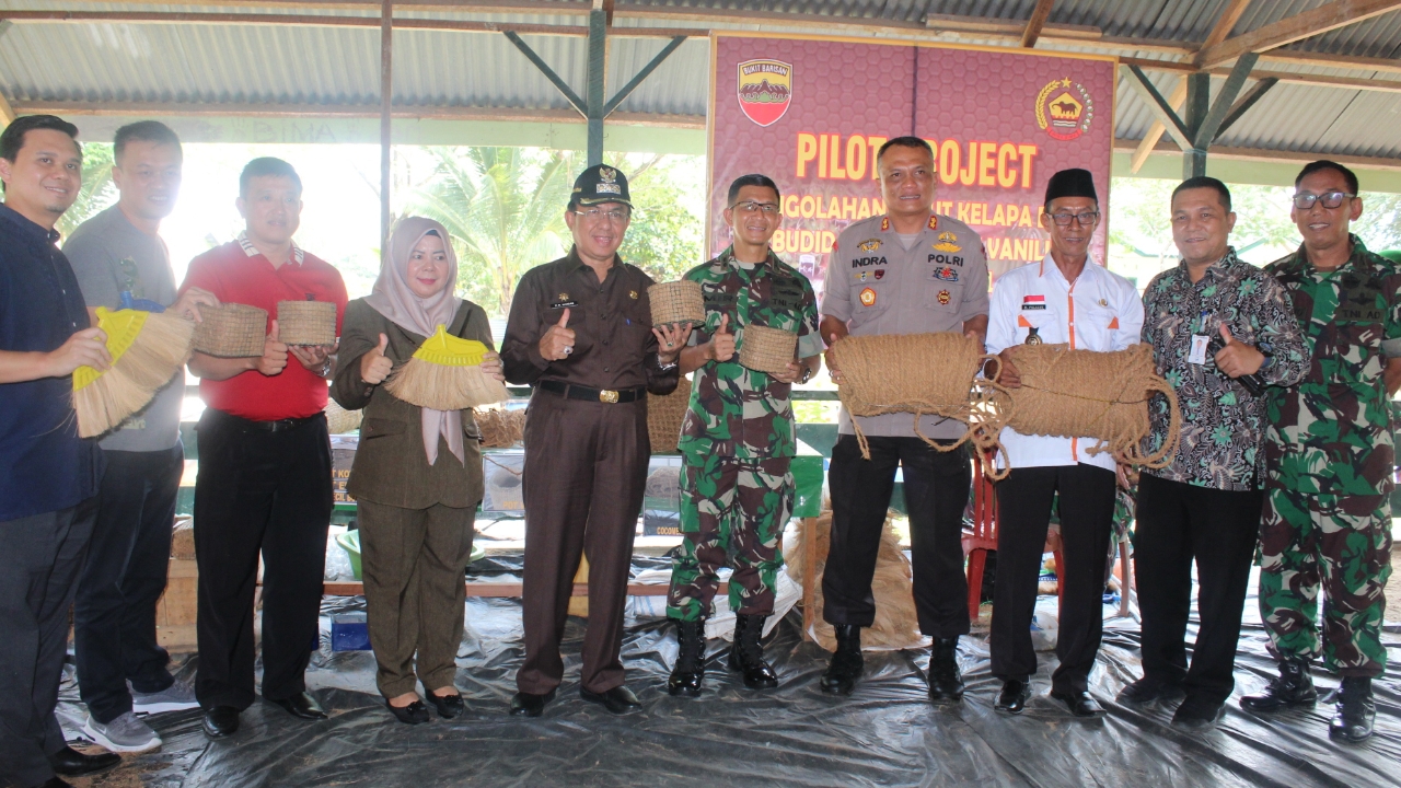 Dandim 0314/Inhil bersama Bupati Inhil HM Wardan melaksanakan pelepasan perdana 7000 bibit ikan lele di keramba Apung dan meninjau saung Pilot Projek pengolahan sabut kelapa