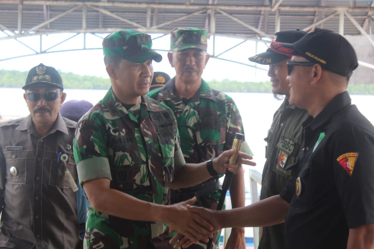 Dandim 0314/Inhil Letkol Inf Imir Faishal melakukan kunjungan kerja Koramil 11/Pulau Burung