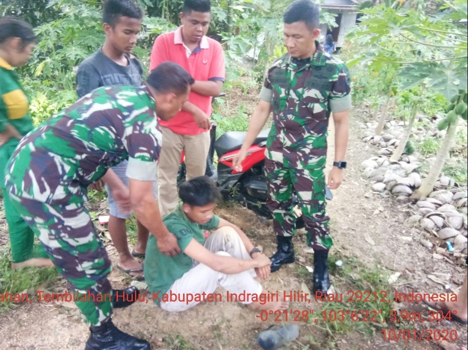 Dandim Inhil Letkol Inf Imir Faishal Menolong Pelajar yang Kecelakaan