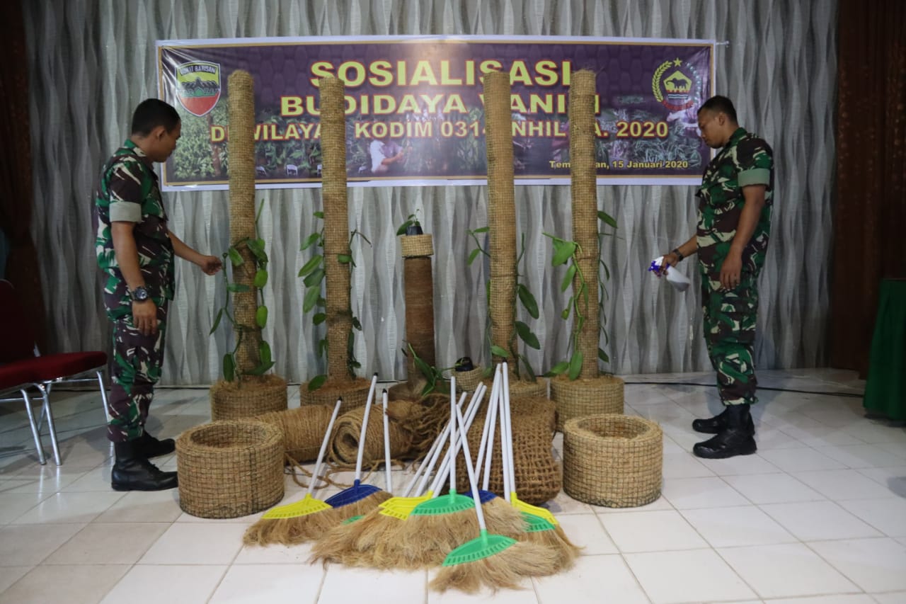 DANDIM 0314/INHIL LETKOL INF IMIR FAISHAL BESERTA JAJARAN KORAMIL 0314/INHIL MEMANFAATKAN SABUT KELAPA TERNYATA BANYAK YANG DAPAT DIHASILKAN