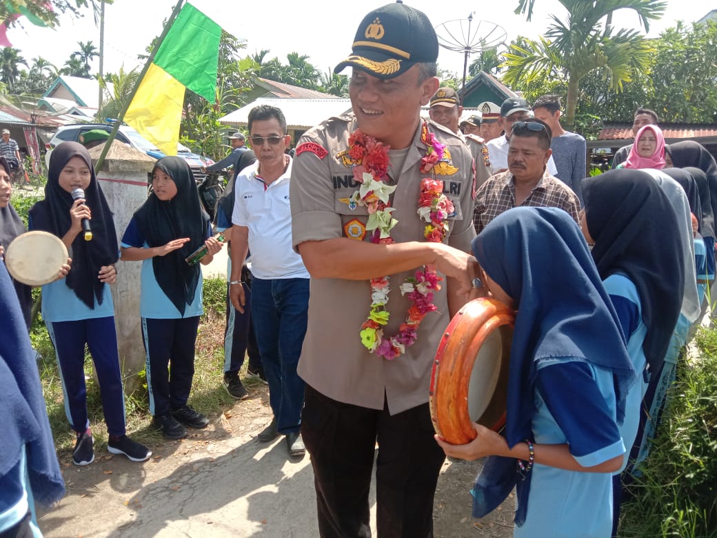 Sekolah Dasar Negeri (SDN) 003 Sungai Luar saat menyambut kedatangan Kapolres Inhil AKBP Indra Duaman, S.IK