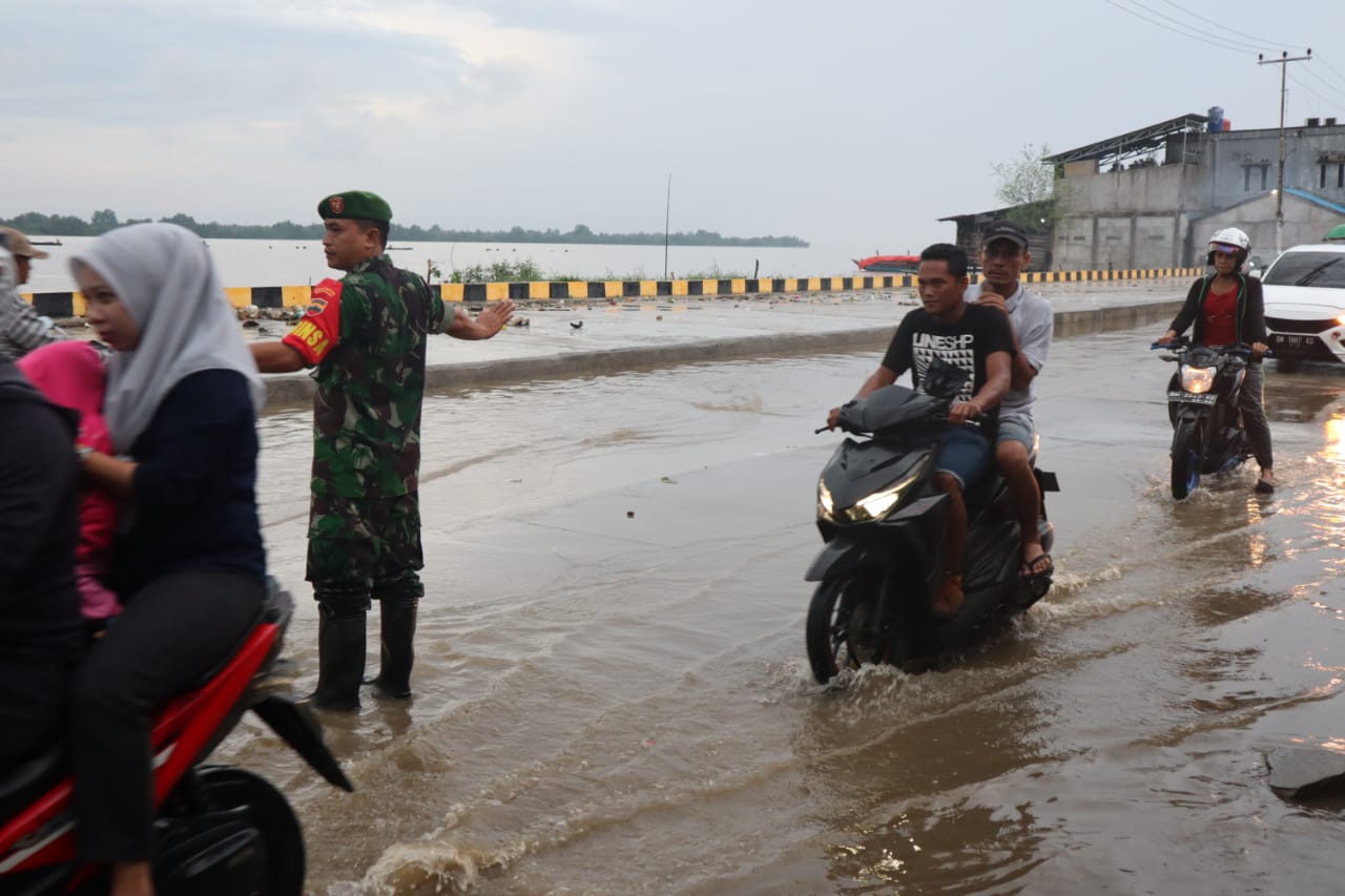 Babinsa Tembilahan Hulu Bersana Anggota Lantas Polsek Tembilahan Hulu Amankan Pengguna Jalan Di Parit 6 Tembilahan Hulu