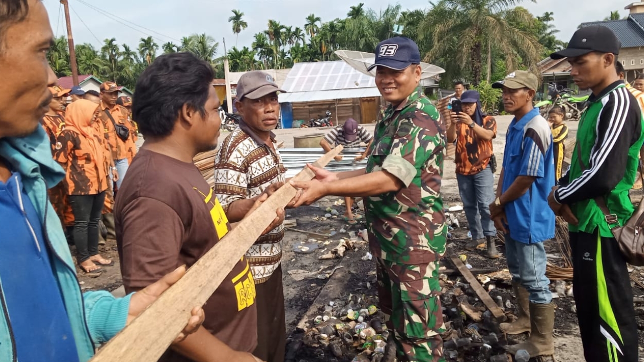 Dandim 0314/Inhil Letkol Inf Imir Faishal menyiapkan Bahan Bangunan berupa Kayu bagi masyarakat korban bencana Kebakaran di Parit Tumin Rt 006 Rw 002 Desa Rumbay Jaya Kecamatan Kempas