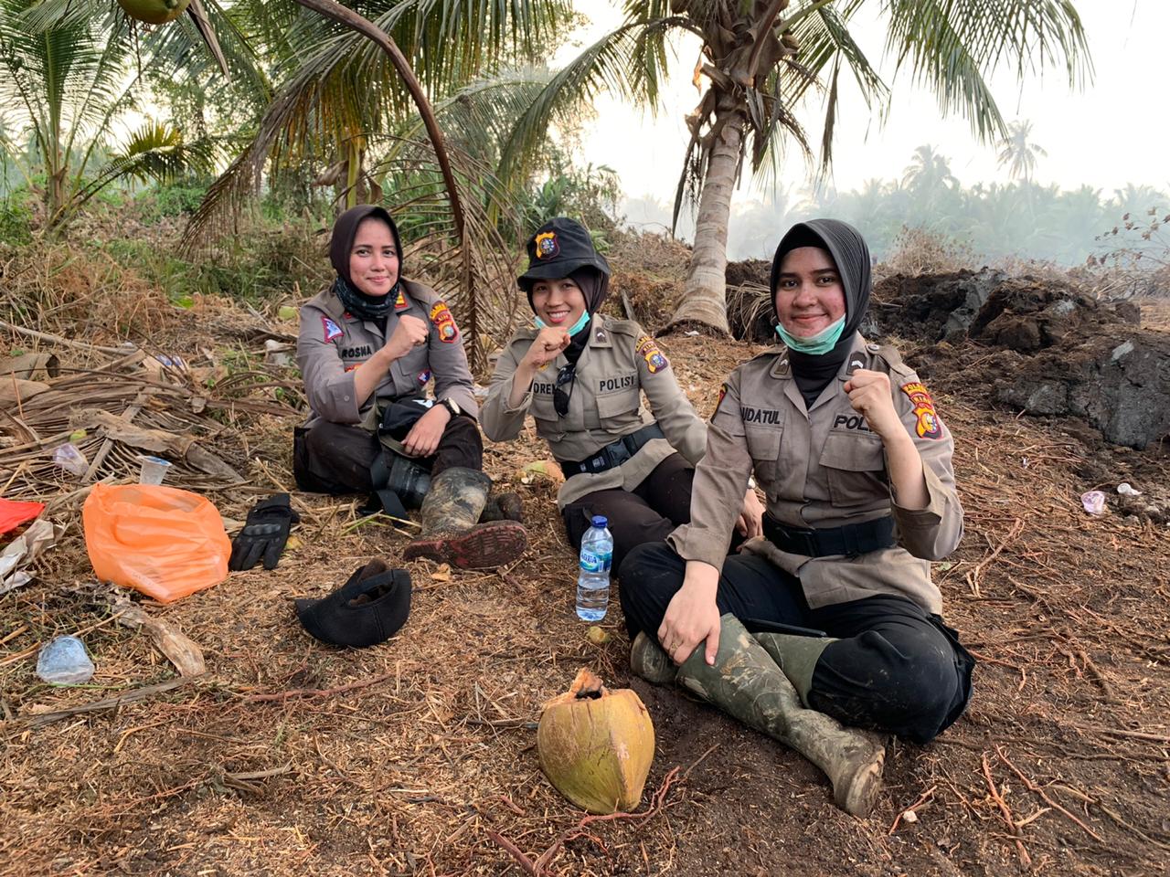 Di Pimpin Kapolres Inhil, 3 Srikandi Cantik Polres Inhil Ikut Padamkan Karhutla