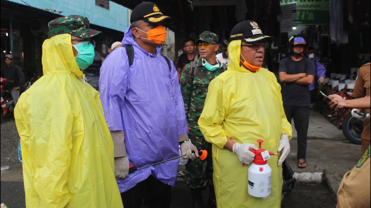 Bupati Inhil, Dandim 0314/Inhil dan Kapolres turun langsung melakukan penyemprotan disinfektan ke jalan dan pertokoan