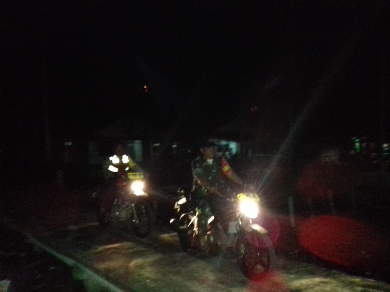 Bintara  Pembina Desa Kelapa Pati jaya Serda Lendi Fiter Sirimba Melaksanakan Patroli Agresif Malam dengan Warga di Kecamatan Teluk Balengkong