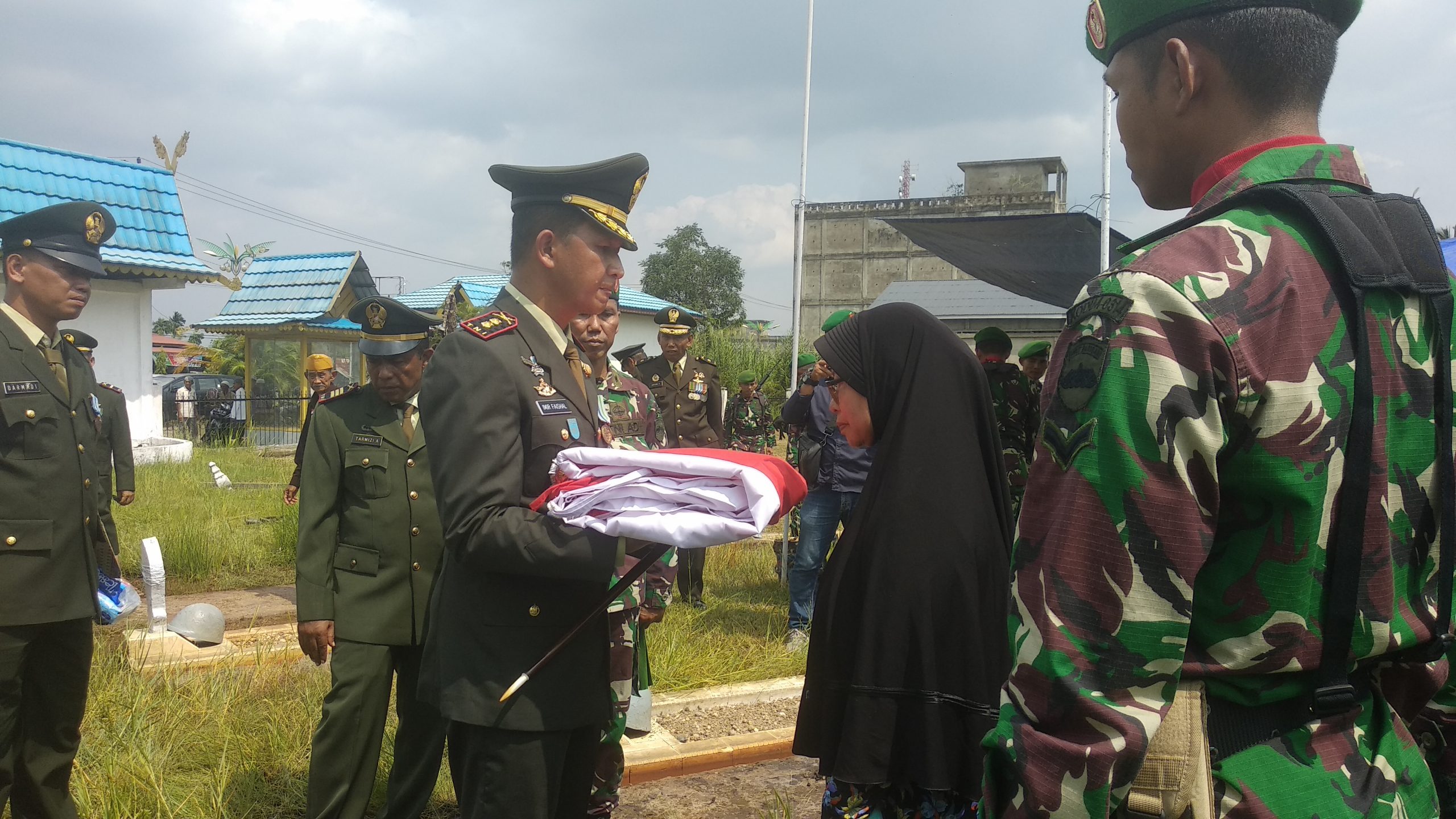 Pemakaman almarhum Serma Purnawirawan Watib bin Taher secara militer di Taman Makam Pahlawan Yudha Bhakti Jalan Telaga Biru Parit 7 Kelurahan Tembilahan
