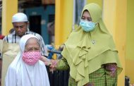 Ketua PC Muslimat NU Inhil Bagikan Masker di 4 Kelurahan