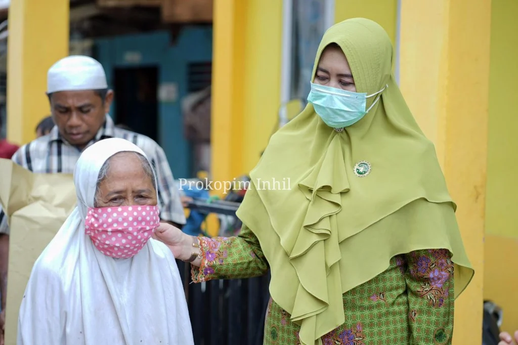 Ketua PC Muslimat NU Inhil Bagikan Masker di 4 Kelurahan