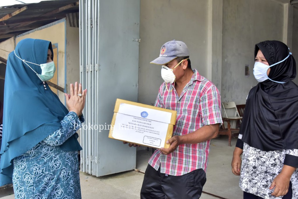 Ketua TP PKK Hj.Zulaikhah Wardan Saat Menyerahkan Masker di 3 RT/RW Kel.Tembilahan Hilir