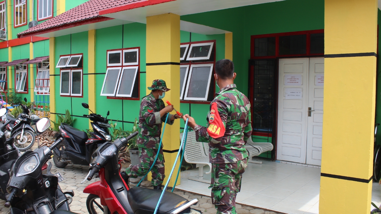 Anggota Kodim 0314/Inhil seperti tidak kenal lelah terus melakukan himbauan,penyemprotan dan membagi bagikan cairan disinfektan