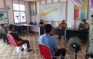 Babinsa Koramil 05/Gas Sertu Sugeng Wahyudi hadiri rapat Desa tentang penyebaran virus Corona.
